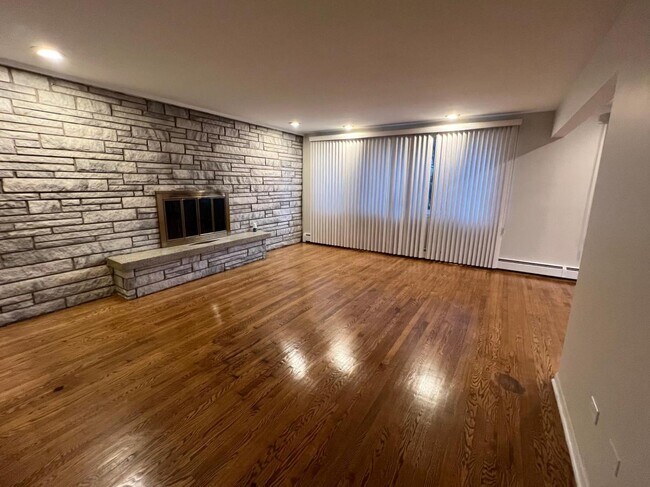 Building Photo - 9533 Schiller Blvd