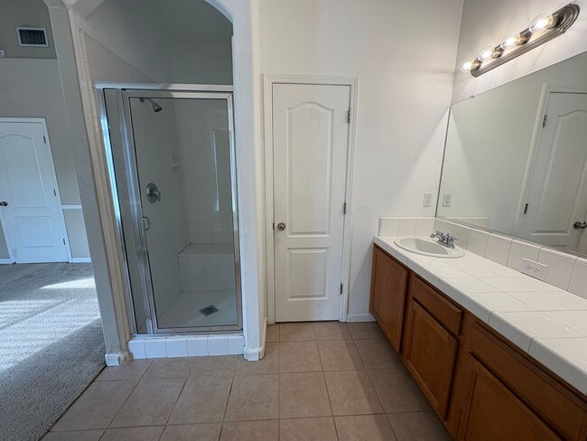 Building Photo - Spacious Tulare Home Available Now!