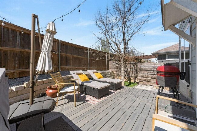 Building Photo - 2206 Hermia St