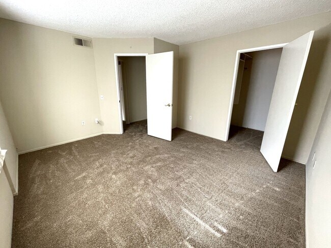 Building Photo - ***Move in Special*** Lovely Condo Available in Vista!