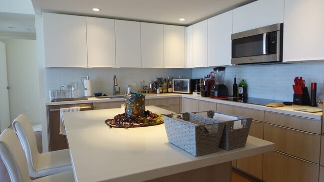 Building Photo - End Unit |  Luxury Condo | The Symphony | 2 Bed 2 Bath 2 Parking