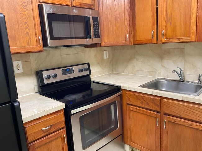 Building Photo - 310 Meadows Cir