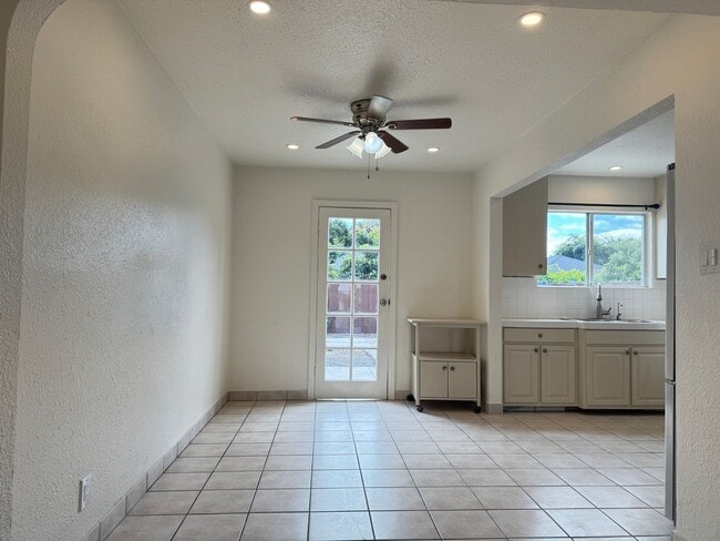 Building Photo - Charming 2 bedroom, 1 bathroom house