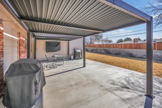 Building Photo - 715 Shell Ave