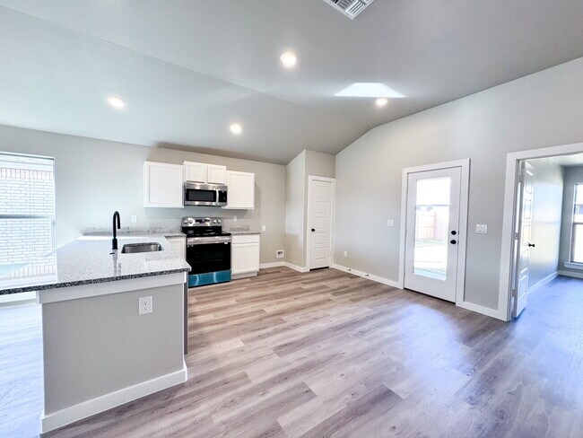 Building Photo - Updated Home in Burgamy Park!