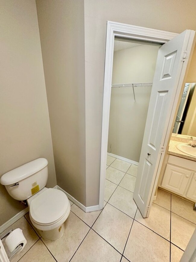 Building Photo - 2 bedroom/2 bathroom/2 car garage town hom...