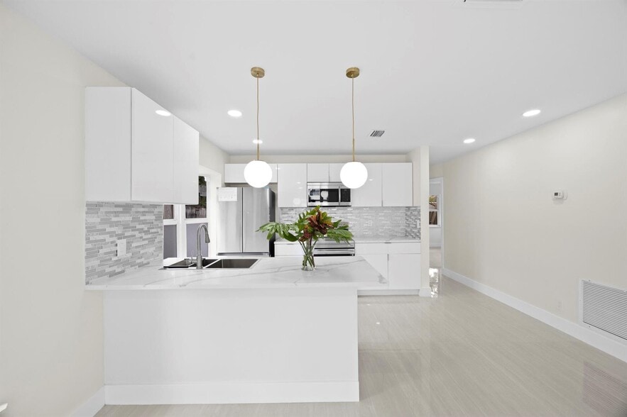Building Photo - 5664 Boynton Cres