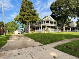 Building Photo - 10907 N Woodstock St