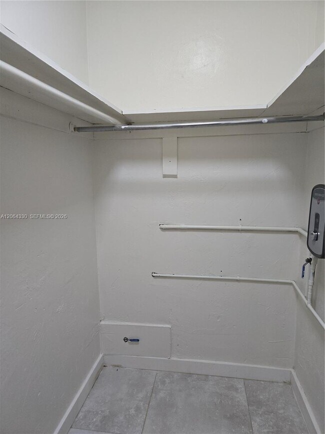Building Photo - 4550 SW 67th Ave