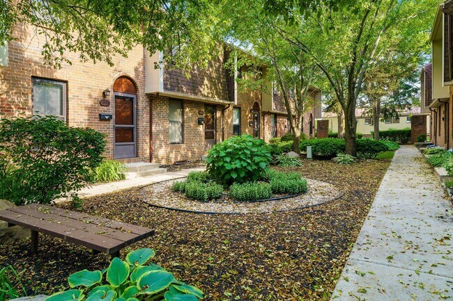 Building Photo - 1865 Willoway Cir N