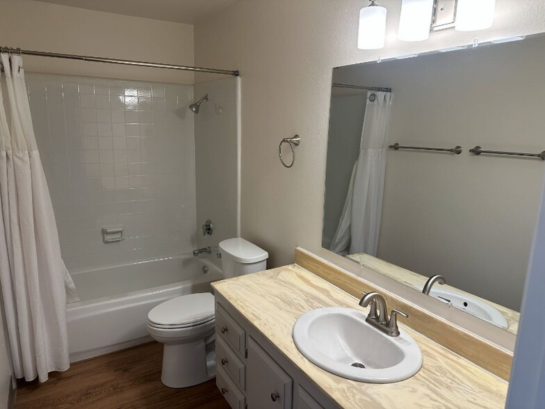 Building Photo - 1750 Prefumo Canyon Rd