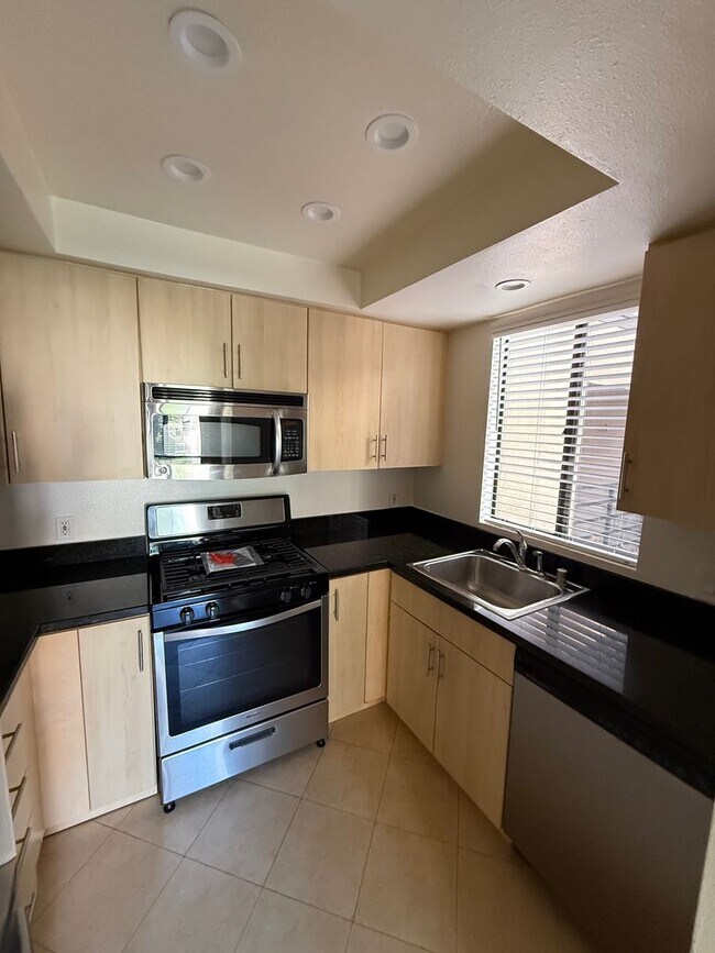 Building Photo - Beautifully located 2 Bedroom, 2 Bathroom, Canoga Park Condominium for Lease!