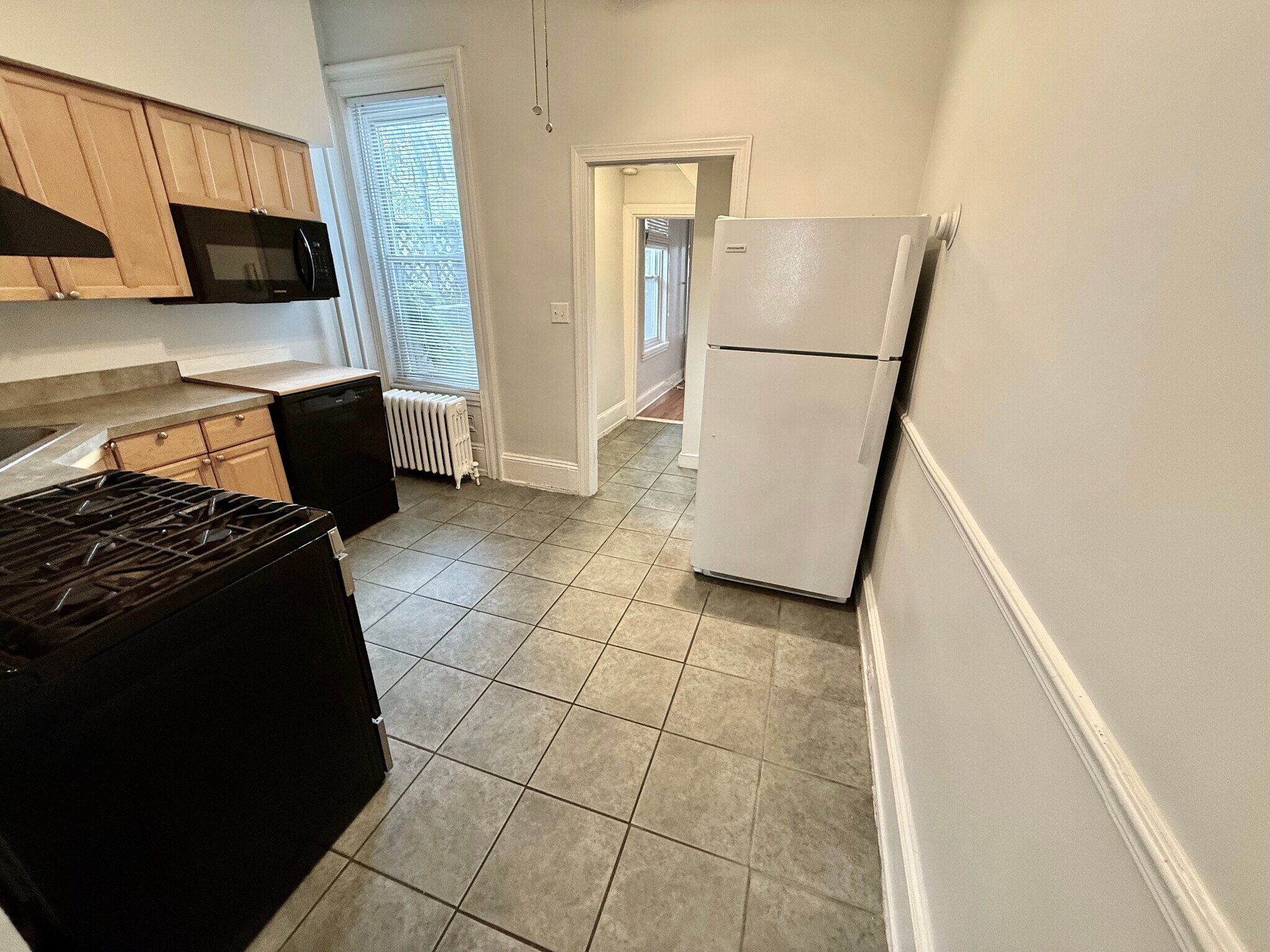 Building Photo - 302 Dickinson St