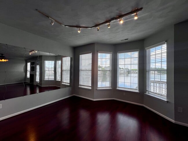 Building Photo - Charming Lakefront Townhome