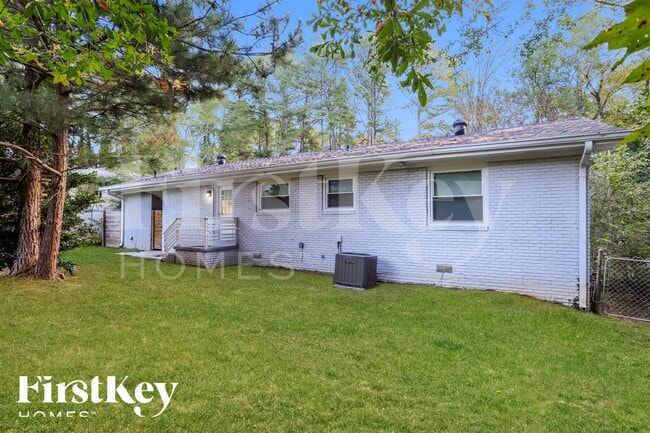 Building Photo - 1855 Shamrock Dr