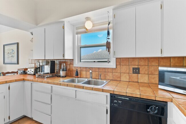 Building Photo - 22101 Guadalupe Dr