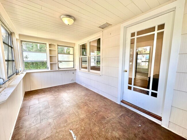 Building Photo - Perfectly-placed 2Bedrooms/1Bath home with sunroom in the heart of Deland!
