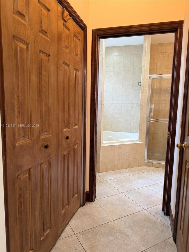 Building Photo - 1055 NE 85th St