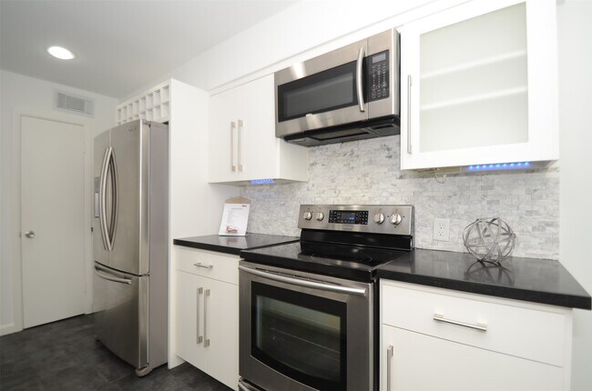 Building Photo - 5524 Beverly Hill St