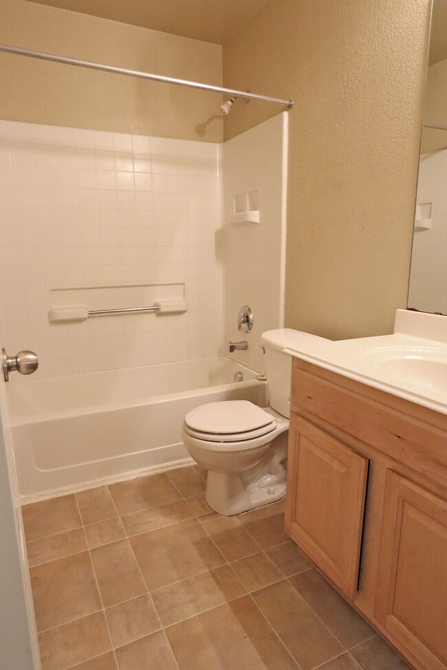 Building Photo - 1000 Warbler Ln