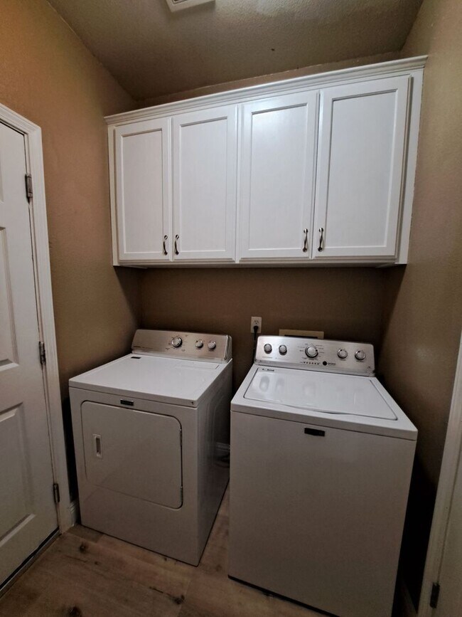 Building Photo - Gorgeous Fresno Residence with Premium Fin...