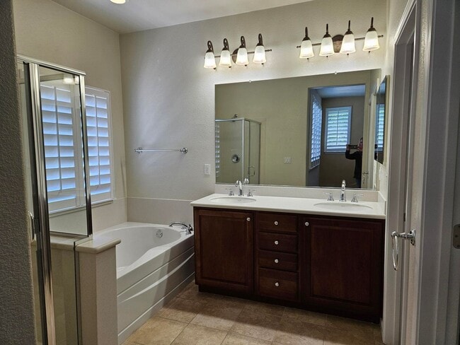 Building Photo - Spacious Tri-Level Townhouse/Condo Near Sa...