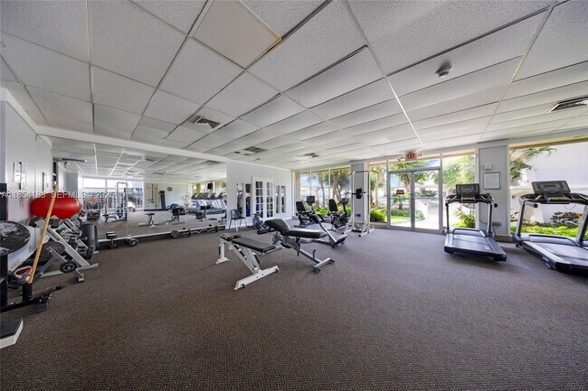 Building Photo - 300 Bayview Dr