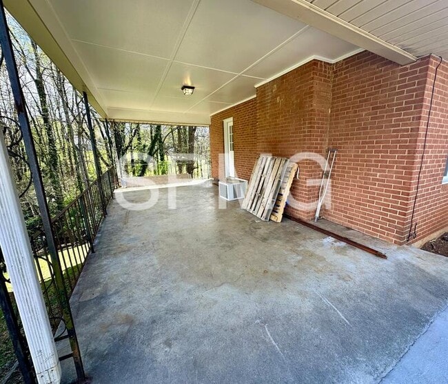 Building Photo - 612 Landfair Dr