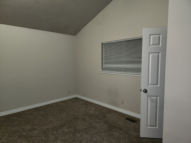 Building Photo - Spacious 5 Bd 2.5 Bath Home in Millcreek
