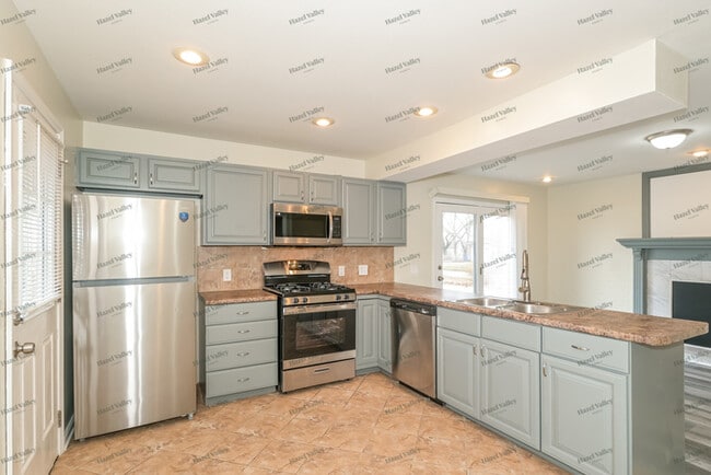 Building Photo - 2685 Cheshire Dr