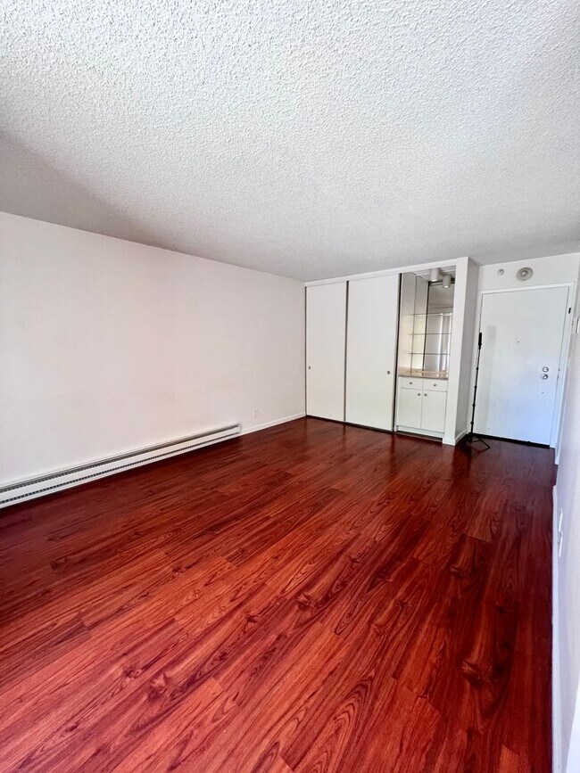 Building Photo - Bright 1/1 with an extra large patio, park...