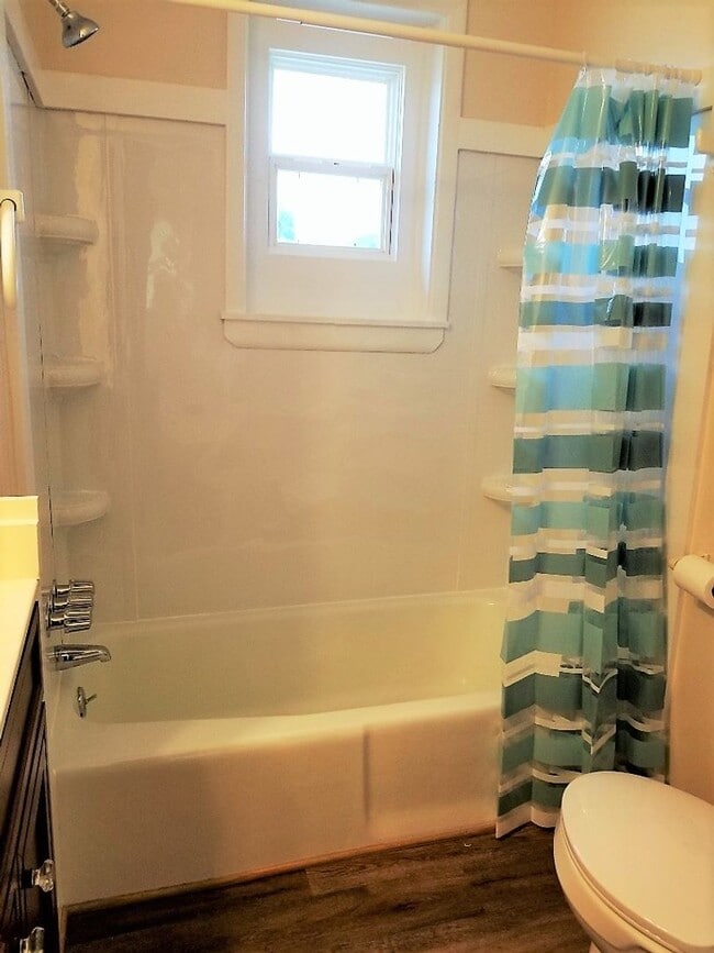 Building Photo - 142 Booker St