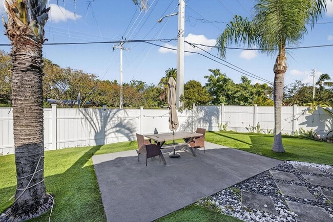 Building Photo - 2601 NE 8th Ct