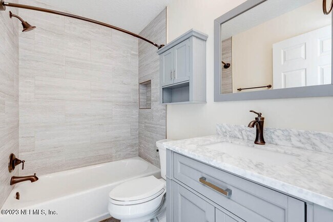 Building Photo - 813 W American Eagle Dr