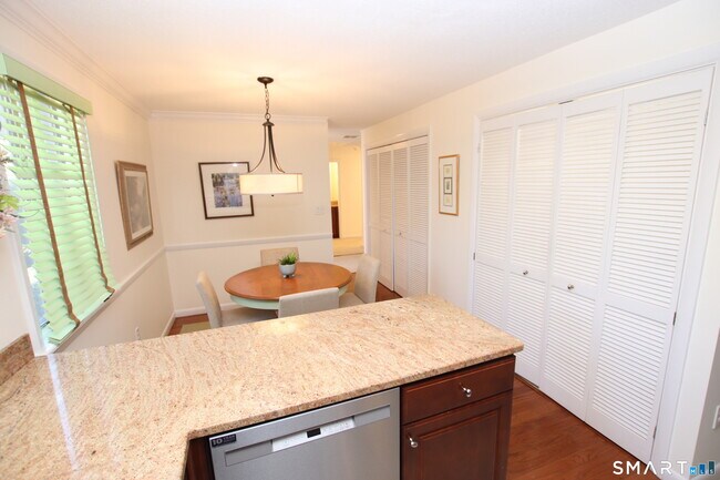 Building Photo - 53 Hollister Way N