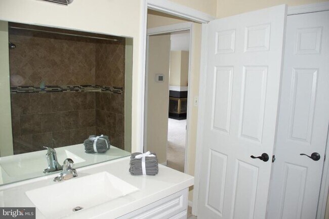 Building Photo - 202 Salem Ct