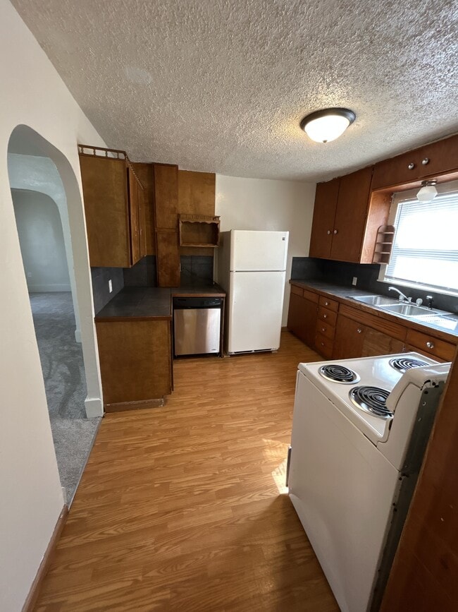 Building Photo - 411 W 9th St