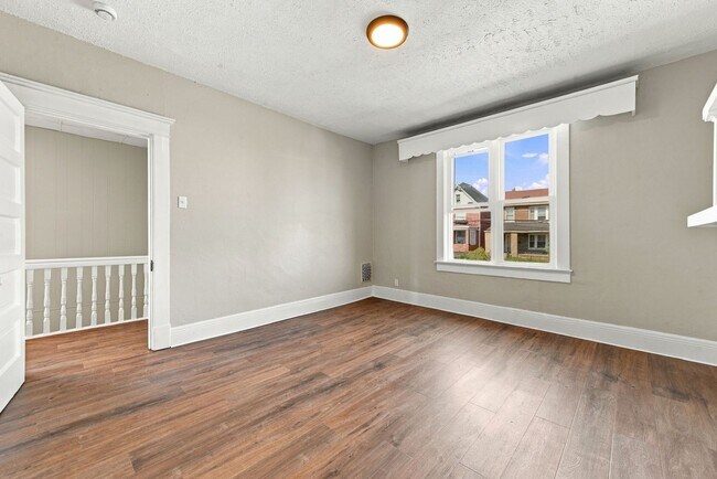 Building Photo - 120 E 20th Ave