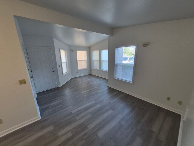Building Photo - 1320 SW Obsidian Ave
