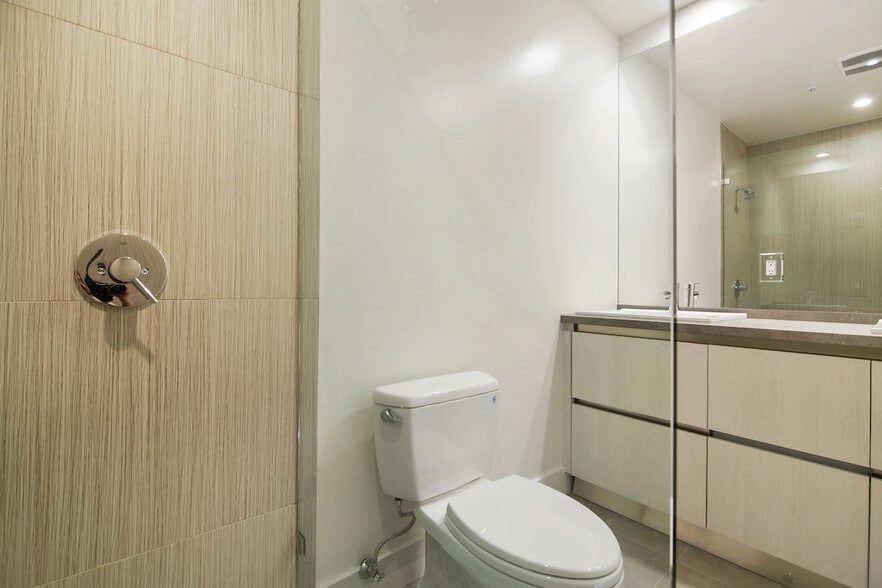 Building Photo - 2496 S CENTINELA Ave