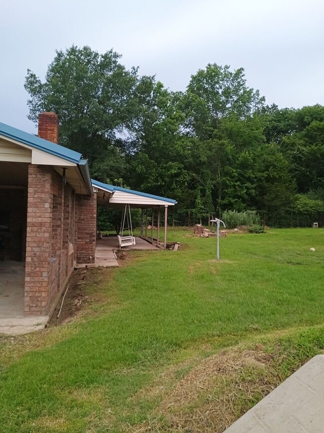 Building Photo - Country living at its BEST ! 3 bedroom 2 b...