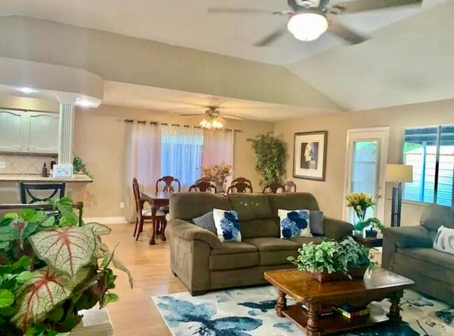 Building Photo - 2406 Strait Ln