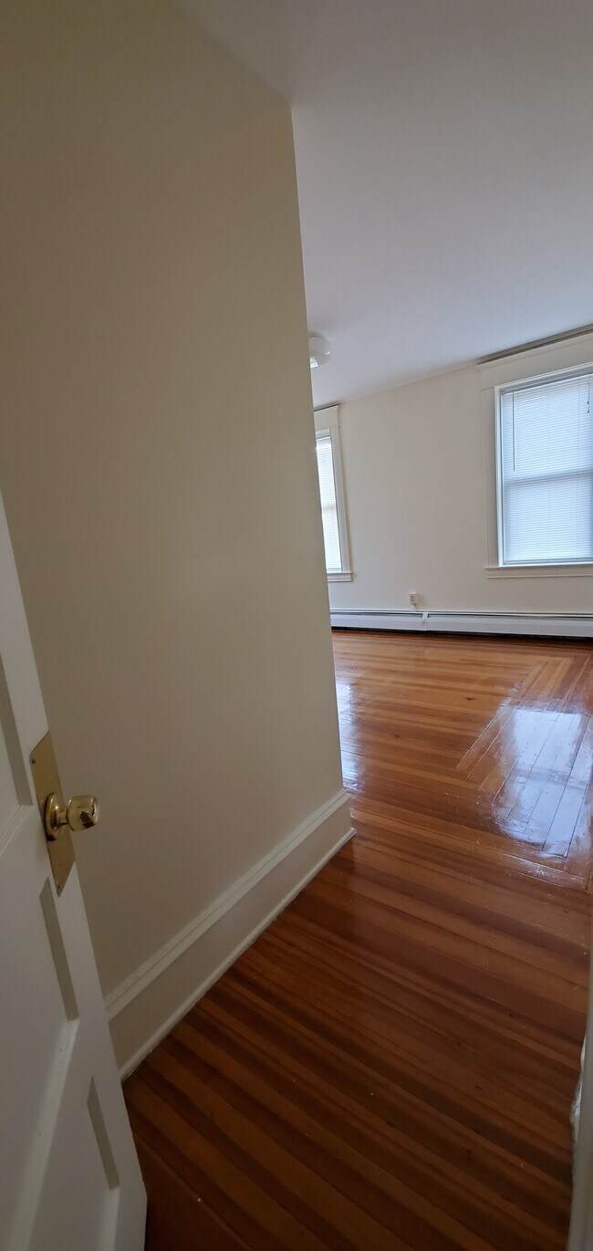 Entrance to third bedroom looking into the front entrance - 21 Walter St