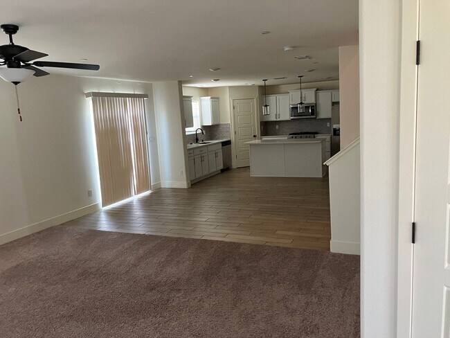 Building Photo - 5 bedroom 3 1/2 bath house in gated commun...