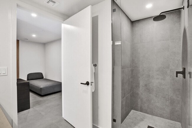 Building Photo - 121 NE 5th St