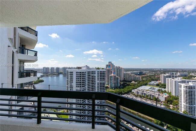 Building Photo - 3500 Mystic Pointe Dr