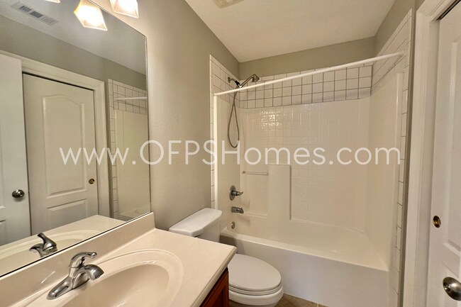 Building Photo - Gated South Crestview Community!