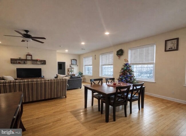 Building Photo - 100 W Merchant St