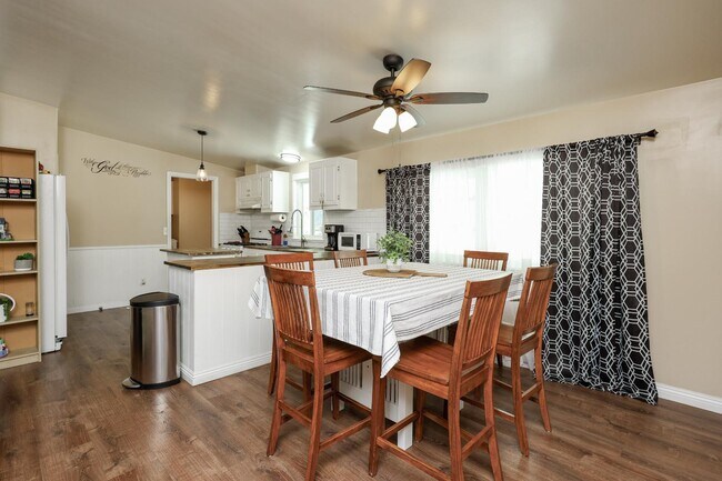 Building Photo - 500 Rancheros Dr