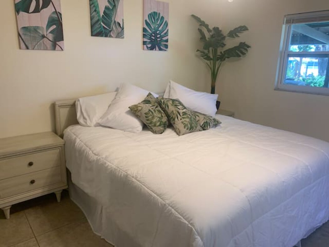 Main bedroom - 9825 Grace Dr